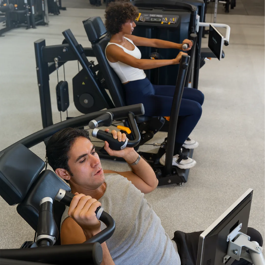 Kraftgerät mit montiertem Trackbar-Display auf der Trainingsfläche