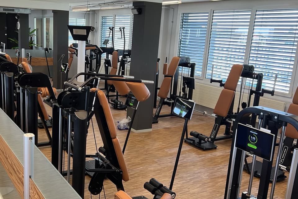 Kraftzirkel in einem Fitnessstudio: mehrere Kraftgeräte mit Trackbar-Tablets nachgerüstet.